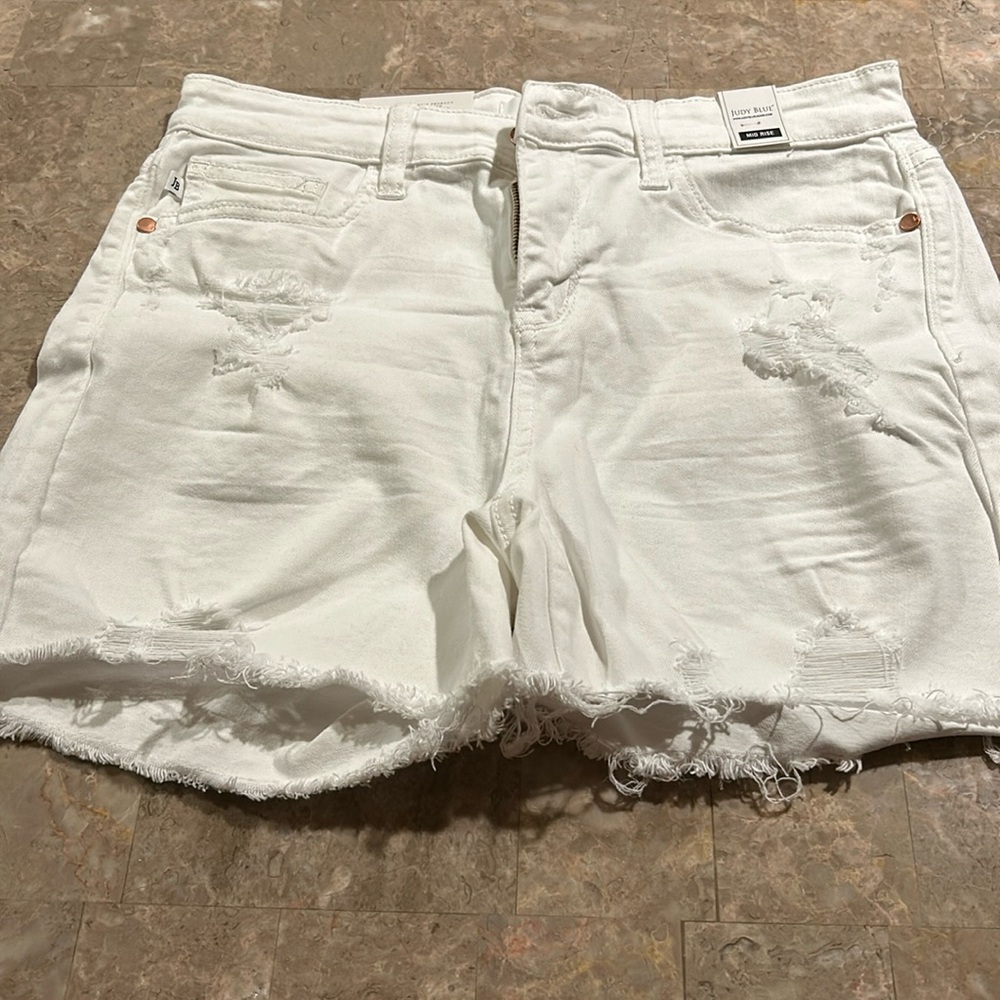 BNWT size medium Judy blue mid rise distressed shorts